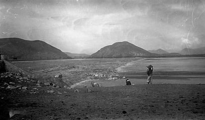 Mujeres lavando la ropa en el río Nazas, atrás del puente del ferrocarril y el Cañón de Calabazas.