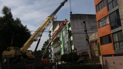 La hija de Laura no abandonó el lugar, pese al peligro que se corre en medio de los inmuebles que pueden caer en cualquier momento. (ARCHIVO)