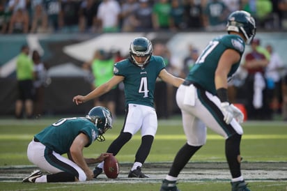 Jake Elliott metió un gol de campo de 61 yardas cuando expiraba el reloj para darle el triunfo a Filadelfia sobre los Giants de Nueva York. (AP)