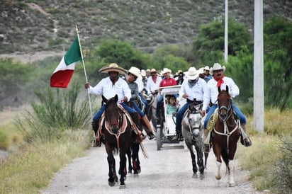 La presidenta municipal de Lerdo María Luisa González Achem reconoció el interés de los participantes por mantener viva la historia, de este suceso que marcó un parteaguas en la vida de nuestro país como lo fue la Revolución Mexicana. 