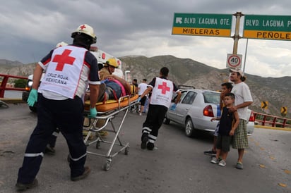 Apoyo. Al lugar acudió Cruz Roja, Bomberos, Vialidad, Fuerza Coahuila y peritos de Tránsito.