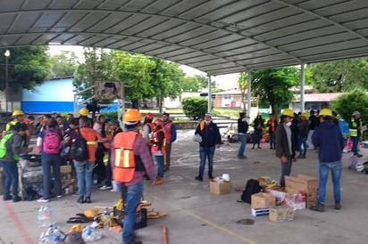 Solidaridad. Desde hace unos días, los jovencitos se solidarizaron con los damnificados. (CORTESÍA)