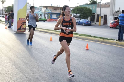 Isabel Vélez fue la primera mujer en cruzar la META, llegando por delante de Rosa Elena Miranda y de Fátima Puentes. (Jesús Galindo)