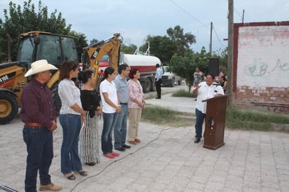 Mejora. Las autoridades y vecinos dieron el banderazo de inicio de la obra de mejoramiento de drenaje. (CORTESÍA)