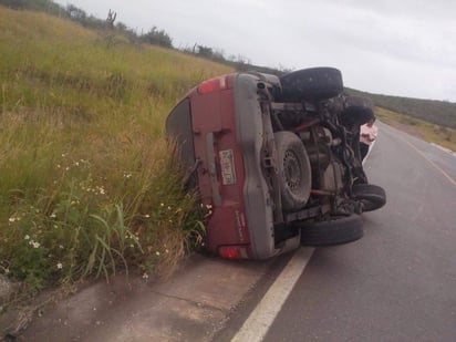 De acuerdo con datos proporcionados por la Policía Federal, División Caminos, la camioneta circulaba a exceso de velocidad. (ESPECIAL)