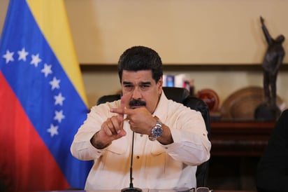 'Nunca se había visto a un personajillo que va pasando a la historia más gris, más triste, más denigrante y miserable de Venezuela, el señor Julio Borges pidiendo que se supriman las visas a los venezolanos, pidiendo un bloqueo financiero', dijo Maduro en trasmisión por el canal estatal VTV. (ARCHIVO)