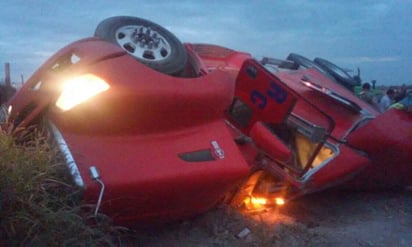 Hasta el lugar arribaron los paramédicos de la Cruz Roja, personal del Cuerpo de Bomberos y autoridades de Protección Civil, encontrando un tráiler en color rojo sin carga volcado a un costado del camino, y dentro de la cabina al operador prensado. (ESPECIAL)