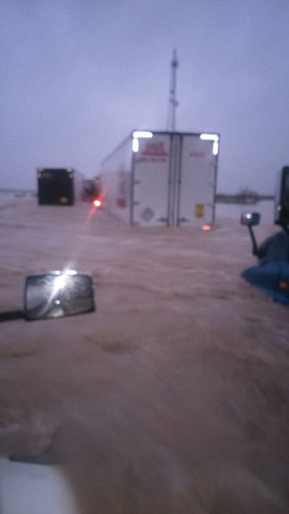  Decenas de vehículos de carga pesada y automóviles permanecen varados y algunos bajo el agua en la autopista de cuota Monterrey–Nuevo Laredo. (TWITTER)