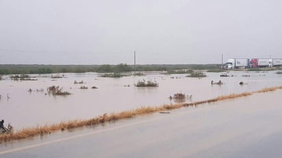 Autoridades de Protección Civil de Tamaulipas y elementos de la Policía Federal auxilian a los automovilistas varados en la carretera Nuevo Laredo a Monterrey. (TWITTER)