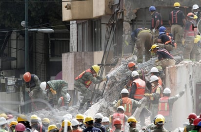 Fuentes de la Marina bajo las órdenes del almirante Aguayo, encargado de las opeaciones en el lugar, confirmaron que mientras los familiares insistan en que hay personas dentro, continuarán las operaciones de rescate a mano. (ARCHIVO) 