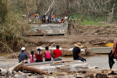 Levantará la Ley Jones durante un periodo de 10 días para ayudar a las tareas de transportación y distribución de combustible, alimentos, medicinas y agua a los 3.5 millones de residentes en la isla. (AP)