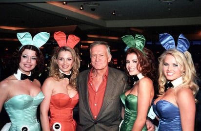 Tras su derrame, Hefner entregó el control de su impero a su hija feminista, Christie, aunque era dueño de 70% de las acciones de Playboy y seguía eligiendo a la Playmate de cada mes y la fotografía de la portada. Christie Hefner continuó como directora general hasta 2009. (EFE)