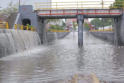 La intensidad de la precipitación ocasionó que el agua cayera hacia el desnivel y ésta se acumulara porque los equipos de bombeo fueron insuficientes. (EL SIGLO DE TORREÓN)