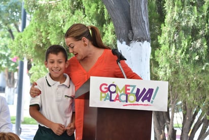 Entrega. La alcaldesa de Gómez Palacio, Leticia Herrera hizo entrega de becas. (ARCHIVO)