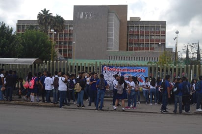 Aunque los jóvenes instalaron mesas y cajas llenas de comida, y rápidamente se formó una larga fila de niños, jóvenes y adultos, los guardias se acercaron para pedir a la comunidad estudiantil que desalojaran dicha área del hospital. (ANGÉLICA SANDOVAL)