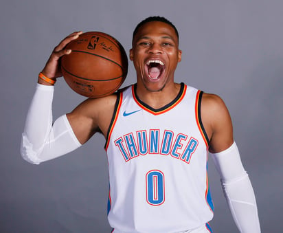 Russell Westbrook terminó la temporada pasada promediando triple doble. (AP)