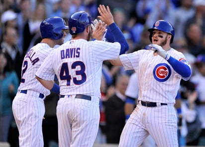 Ian Happ (d) bateó un jonrón de tres carreras en el octavo inning para llevar a la victoria a los Cachorros. (AP)