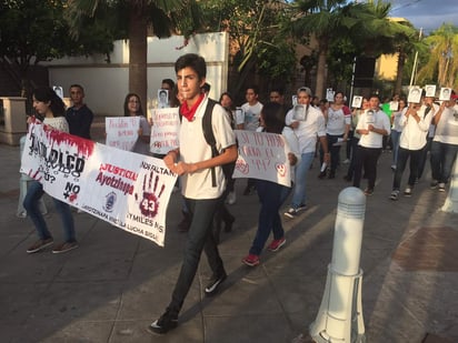 El contingente marcho por la avenida Morelos hacia el poniente hasta llegar a la Plaza Mayor donde realizaron un pase de lista simbólico y un performance para recordar a sus compañeros estudiantes que han fallecido en esta lucha. (EL SIGLO DE TORREÓN)