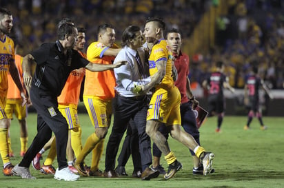 Eduardo Vargas y Matías Almeyda protagonizaron un conato de bronca. Se imponen los Tigres en el último suspiro