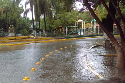 Labores. Las cuadrillas de Servicios Públicos se encuentran realizando limpieza en canaletas y reparación de luminarias.