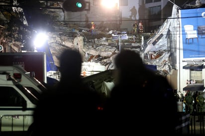 Siguen las labores de búsqueda y rescate en edificio de la avenida Álvaro Obregón de Ciudad de México. (EFE) 