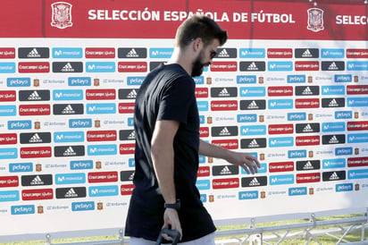 El texto de Piqué acompañaba un vídeo al que retuiteaba en el que se ve un furgón policial y a un policía disparando una pelota de goma contra unos ciudadanos.
