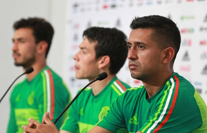 Los jugadores Irvin Lozano (c) y Elías Hernández (d) luego de un entrenamiento de la selección. (EFE)