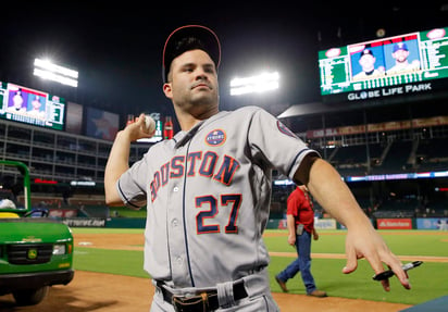 José Altuve, de los Astros de Houston, y un jugador de los Rockies de Colorado, acaban como campeones de bateo.