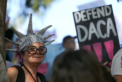 El DACA brinda protección temporal de la deportación y da permisos de trabajo a unos 800,000 jóvenes migrantes que llegaron de niños a Estados Unidos. (ARCHIVO)