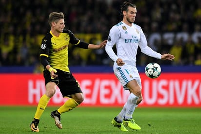 Gareth Bale (d) se lesionó una pantorrilla en el juego de Champions League ante Real Madrid. (EFE)