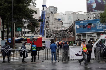 Por la mañana se recuperó el último cuerpo que se encontraba entre los escombros. El saldo final de rescatados fue de 28, y de cuerpos recuperados fue de 49 hasta este miércoles. (EL UNIVERSAL)