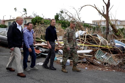 Fugaz. Donald Trump sólo estuvo unos minutos en Puerto Rico y aportó pocas opciones para la reconstrucción de la isla. (AP)