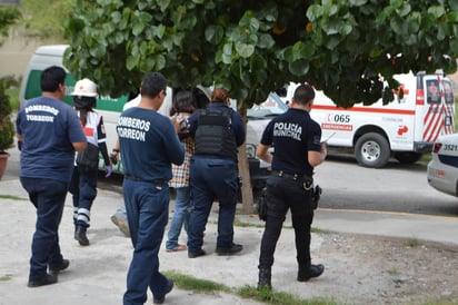 Apoyo. Elementos de Bomberos, Cruz Roja y Policía Municipal convencieron a la joven de no lanzarse al vacío. (EL SIGLO DE TORREÓN) 