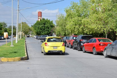 El funcionario dijo que sabe de la inquietud de los vecinos de Torreón Jardín porque aseguran que los asistentes a los hospitales 71 y 16 del IMSS les ocupan las calles y entrada a sus cocheras, “pero es una inquietud de hace muchos años, no han acudido con nosotros”. (FERNANDO COMPEÁN)