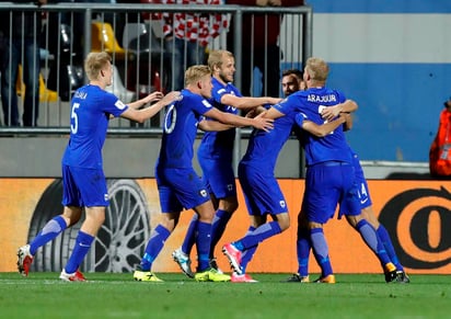 Los jugadores de Finlandia celebran el tanto del empate anotado por Pyri Soiri al minuto 90. (EFE)