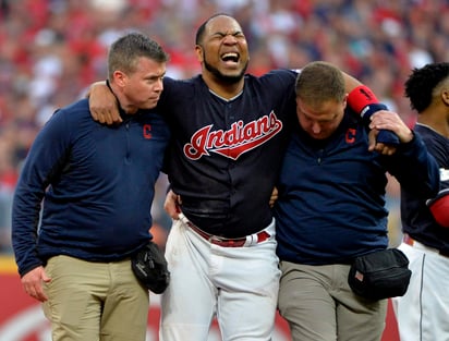 Edwin Encarnación se lesionó en el primer inning del duelo de hoy ante los Yanquis. (AP)