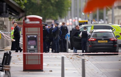 Varios coches patrulla de la policía y ambulancias se encuentran en el lugar de suceso. (AP)