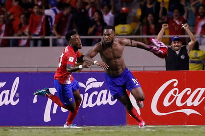 Kendall Waston (d) celebra luego de anotar el tanto del empate a uno ante Honduras. (AP)