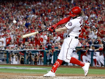 Bryce Harper conectó un jonrón de dos carreras para empatar la pizarra a tres carreras en la parte baja de la octava entrada. (AP)