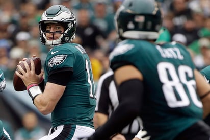 Carson Wentz brilló en la paliza de Filadelfia 34-7 sobre Arizona. (AP)