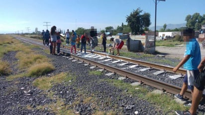 Restos. Tren decapita a joven en Estación Noé, vecinos colocaron cal en los restos del cráneo que quedaron en las vías.