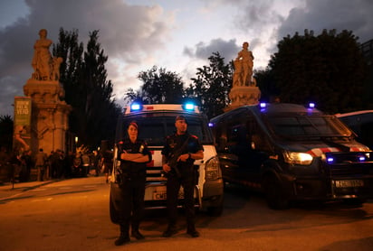 Cercan. Policías de la guardia nacional y Mossos se colocaron alrededor del parlamento catalán. (AP)