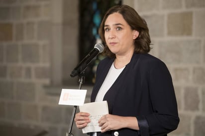 Exigencia. La alcaldesa de Barcelona, Ada Colau, reclamó a Puigdemont y a Rajoy no tomen ninguna decisión. (EFE)