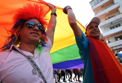 El objetivo de la celebración es impulsar el orgullo entre la comunidad LGBT para demostrar su presencia en todas las condiciones sociales, todas las edades y todas las etnias. (ARCHIVO)