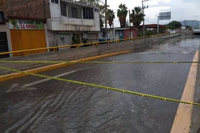 Peligro. Otra vez el Paso Inferior Vehicular Sarabia tuvo que ser cerrado por precaución. (EL SIGLO DE TORREÓN)