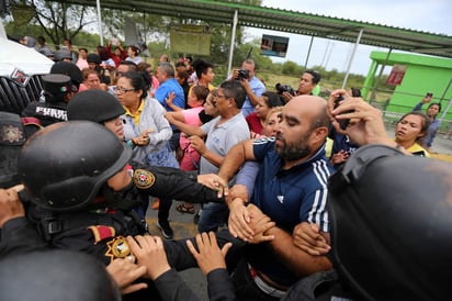 En la imagen, familiares de los reos protestan ante la falta de respuestas del gobierno. (EL UNIVERSAL)