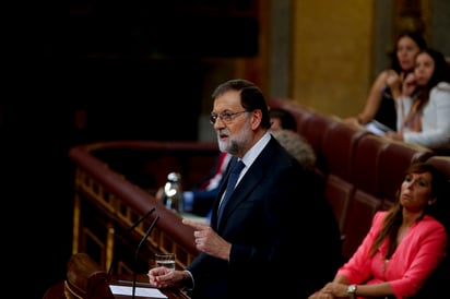 En el requerimiento que el Gobierno español envió hoy al presidente catalán se le da un segundo plazo, hasta el jueves, para que rectifique y evite así la aplicación del artículo 155 de la Constitución española. (AP)