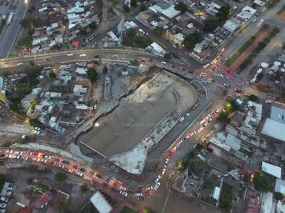 La estación Naza se convirtió en una gran alberca con la lluvia de ayer. (VERÓNICA RIVERA) 