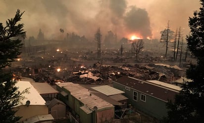 Desde el domingo 8 de octubre, bomberos de locales y de los estados colindantes trabajan en el norte de California para sofocar los incendios, que han provocado varias muertes y han destruido más de dos mil estructuras. (AP)