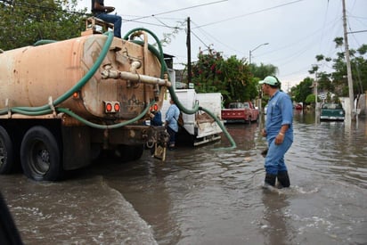 Suele retrasar las labores de desagüe cada vez que se presentan lluvias como la de ayer martes. (EL SIGLO DE TORREÓN)